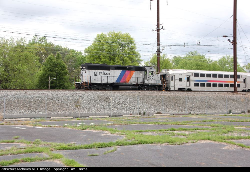 NJT 4301 on a 4 coach shop move 